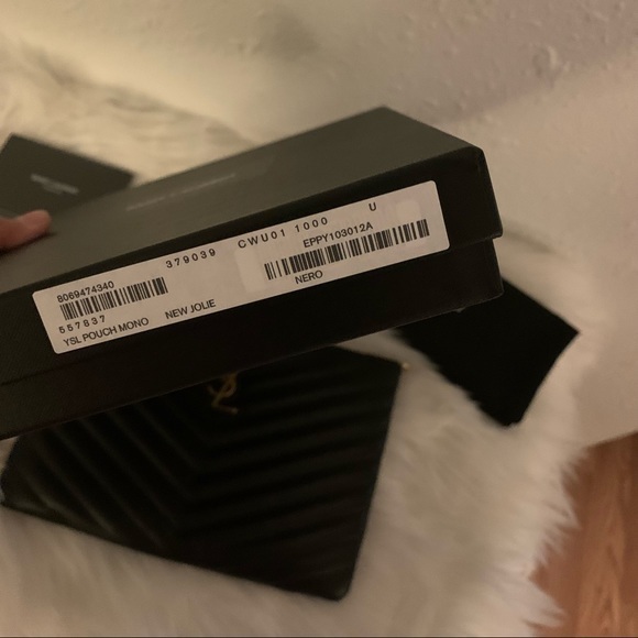 Saint Laurent Classic Monogram - Picture 2 of 9